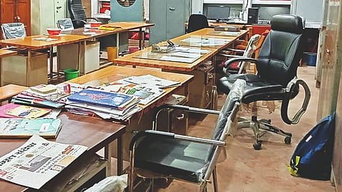 Unique Protest at Nashik Municipal Corporation: Dispute over Promotions; Engineer Sanjay Adsara Has Been Working While Sitting on the Floor for Nine Months.