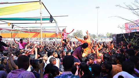 Nashik Immersed in Colors; Enthusiasm for Rangpanchami in the Neighborhoods; Minister Mahajan Takes a Dip.