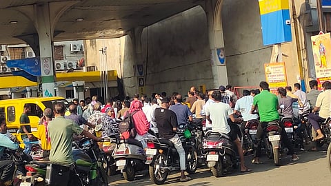 Panic filling continues for the second day in Nagpur despite administrative assurances. Long queues at petrol pumps lead to massive traffic jams across the city.