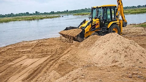 CM Devendra Fadnavis orders Chandrapur Collector to probe Brahmapuri sand scam. Accused Anoj Kumar Agarwal allegedly owes ₹70cr and caused ₹18.38cr loss in Brahmapuri.