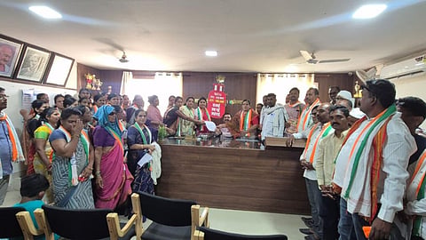 Congress protests in Amravati against the ₹60 hike in domestic LPG and ₹115 in commercial cylinders. Protesters cooked on traditional stoves outside the Collectorate.