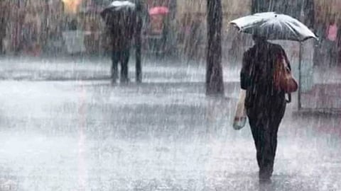 Chandrapur temperature drops below 35°C after unseasonal rain. IMD issues Orange Alert for next 24 hours with hail and high-speed winds expected.