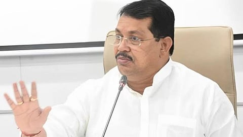 Vijay Wadettiwar alleges political protection for teak smugglers in Chandrapur. Forest Minister Ganesh Naik orders probe into the organized gang & CDR records.