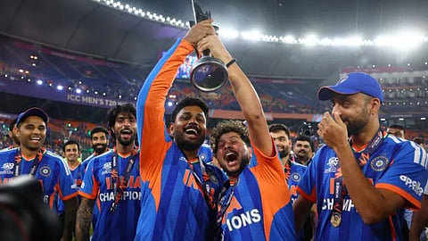 Team India reached Hanuman Temple on foot carrying the World Cup trophy, the entire country immersed in celebration, watch VIDEO