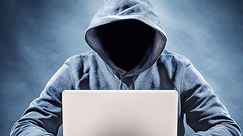 A cyber-criminal posing as an IG's informer dupes Umarkhed SDPO of ₹2,000 via Phone-Pe. High-ranking officer misled with fake tip-off on drugs and weapons.