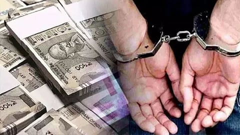 Akola ACB caught junior engineer Jaya Ingole red-handed while accepting a ₹30,000 bribe. The bribe was demanded for clearing payments of a concrete road project.