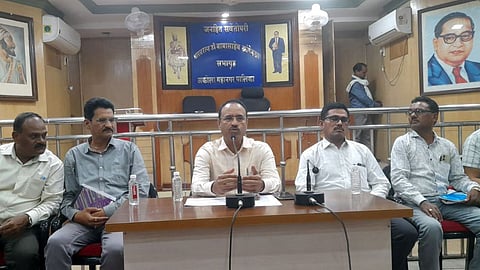 Akola MC Commissioner Sunil Lahane announced the 2026 Census schedule. Starting May 16, 1,161 staffers will visit homes to collect data using a 33-point questionnaire.