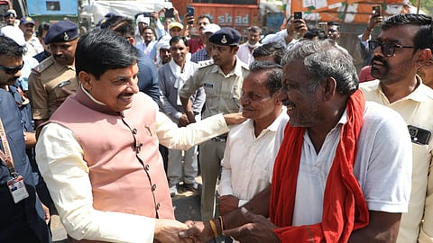 CM Mohan Yadav Meet Farmers at Procurement Center