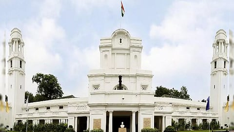 Delhi Breaking News: Car Enter In Vidhan Sabha