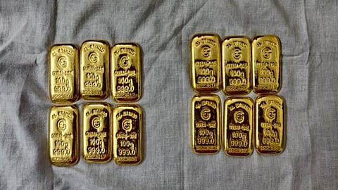 mumbai-dri-gold-smuggling-racket-busted-cash-seized