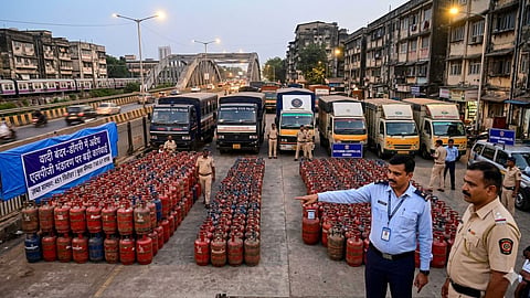 mumbai-dongri-illegal-lpg-cylinder-seizure-rationing-raid