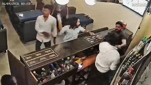 Nagpur Bar Video: Bar Manager Attacked with 18 Bottles, One After Another, After Refusing to Serve Alcohol What Is the Full Story?