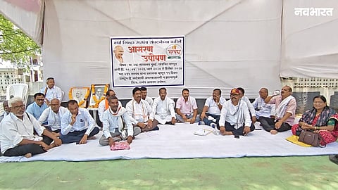Wardha Sarpanch Association begins an indefinite hunger strike demanding the appointment of administrators in 315 Gram Panchayats as per High Court orders.
