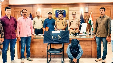 Major Police Operation in Dhule: Accused Arrested in Cinematic Style on Highway; Youth Apprehended with Illegal Weapon