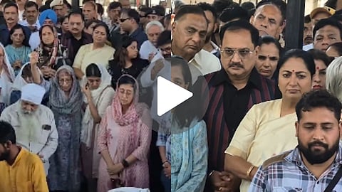 The last rites of the father of former Delhi Chief Minister Atishi Marlena were performed today (April 18). A crowd, including CM Rekha Gupta, was present on the occasion.