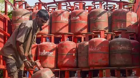 Consumers protest at Shree Gas Agency in Gadchiroli over gas cylinder shortage and delivery irregularities. Supply Department officials initiate a probe after formal complaints.