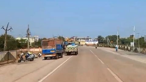 National Highway construction in Gadchiroli leads to massive tree cutting. Commuters face extreme heat on Chamorshi and Chandrapur roads due to lack of plantation.