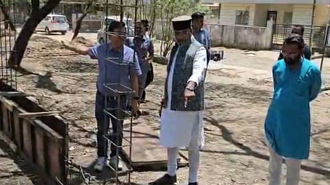 Vishwas Sarang Angry on Sub Engineer
