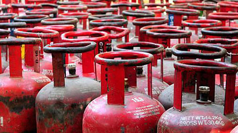 Gas Agency in Nagpur Paralyzed; Oil Companies Accused of Negligence; Call for Administrative Action