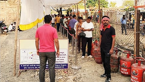 Questions Raised Over Mismanagement at Nagpur Gas Agencies; Home Delivery Halted—Consumers Frustrated While Standing in Queues for Cylinders.
