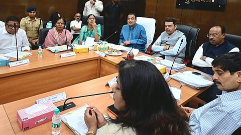 Nitin Gadkari and CM Devendra Fadnavis direct officials to prioritize parking in Nagpur's new markets. Plans for cement roads and 1-lakh population-based hawker zones discussed.