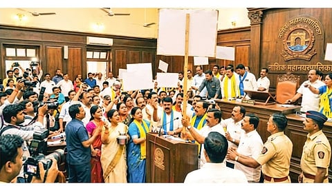 Uproar at Nashik Municipal Corporation Meeting: Heated Debate over Water Crisis and Potholes; Questions Raised over Transparency
