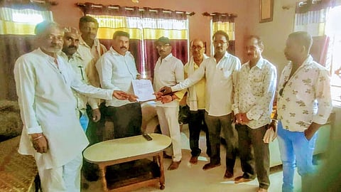 Major Blow to the Nationalist Congress Party (Ajit Pawar) in Arvi: Several prominent office-bearers have resigned, disgruntled by the working style of Assembly Speaker Dilip Potfode.