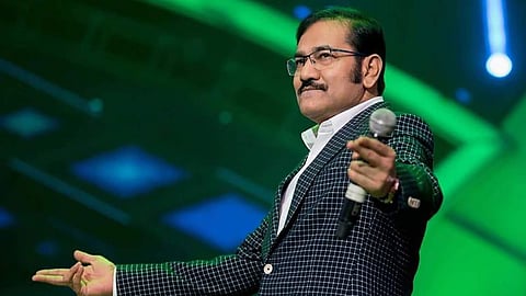 Legendary singer Sudesh Bhosle recalls a narrow escape from a bomb blast in Sri Lanka (1993) involving Big Bollywood stars. Read his exclusive chat at Navbharat.