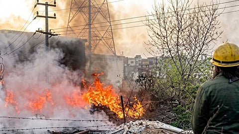 Massive Fire Breaks Out at Midnight in Akola's Geeta Nagar, Causing Chaos in the Area; Fire Department Averts Major Disaster
