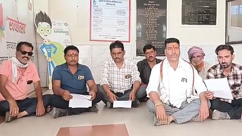 arrawati-panchayat-scam-villagers-stage-protest-outside-zila-panchayat-office