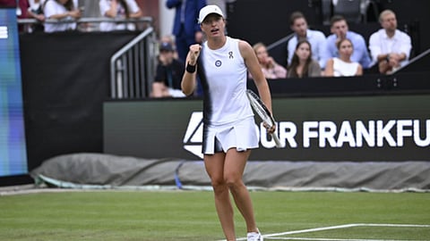 French Open: Swiatek Reaches Second Round After Defeating Jones in Straight Sets