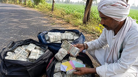 sanwer ujjain road cash bundles found police investigation fake currency news updates