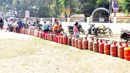 lakhani gas cylinder shortage long queues news