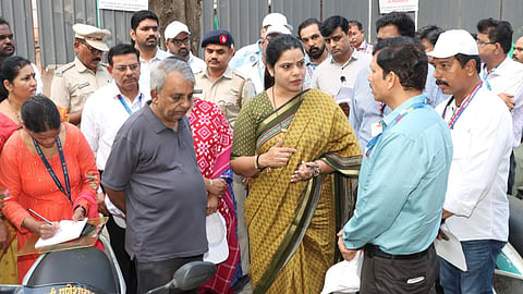 Ritu Tawade: मुंबई में बारिश से पहले एक्शन में मेयर रितु तावड़े, नालों की सफाई में ढिलाई पर अधिकारियों को फटकार