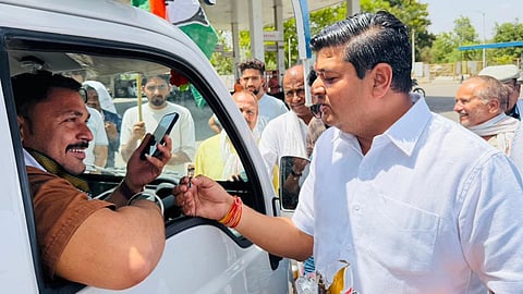 Sehore Congress Melody Protest Distribute Choclates Near Bus Stand