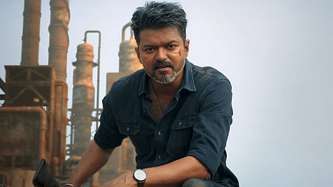 Thalapathy Vijay Controversy: तमिल सुपरस्टार थलापति विजय का राजनीतिक सफर कई विवादों से भरा रहा है, जिसमें ED जांच, पारिवारिक कलह, तलाक की खबरें और अफेयर की अफवाहें शामिल हैं।