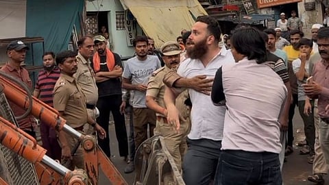 Nagpur: Uproar over anti-encroachment drive in Mominpura; Corporator Waseem Khan, who climbed onto a JCB, detained; tension prevails in the area.