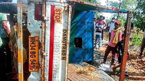 Major Accident in Chandrapur: Speeding Pickup Truck Packed with Women Overturns; Several Women Injured, 8 in Critical Condition.