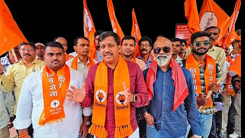 Demand for Strict Action Against Sand Mafia: Shiv Sena Stages Protest at Nagpur RTO; Major Questions Raised Over Corruption
