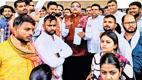 bjp yuva morcha protest nagpur university 20 point demand memorandum