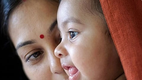mumbai rajawadi hospital abandoned newborn baby found bathroom police search mother.