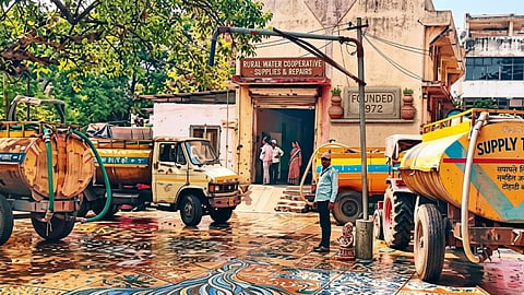 Deepening Water Crisis Amidst Summer Heat: 4.5 Lakh Villagers in Sambhajinagar Rely on Tankers; 82 Villages Struggle for Water
