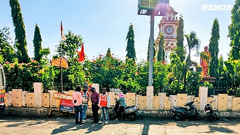 The anti-encroachment drive by the municipal corporation continued for the second day in Shahganj, Sambhajinagar, clearing street vendors and easing traffic congestion.