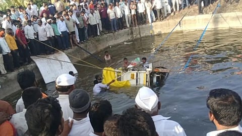 pandharpur pickup falls into well 14 devotees dead tandulwadi accident