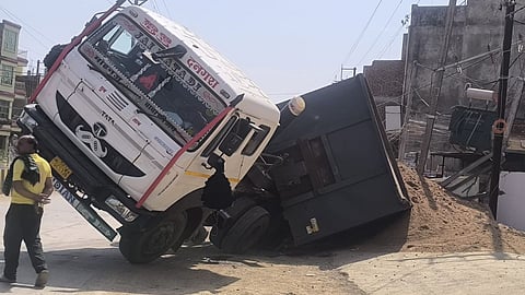 Morena NH 552 Dumper Accident Collide With Trnasformer