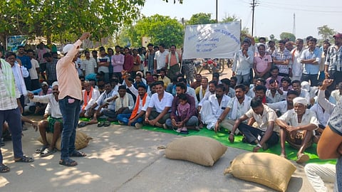 _Farmers Protest For Paddy Procurement Center Demand In Gadchiroli