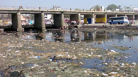 The Godavari Pollution Committee demanded criminal cases against Nashik municipal officers for violating court orders and releasing drainage water into the Varuna river.