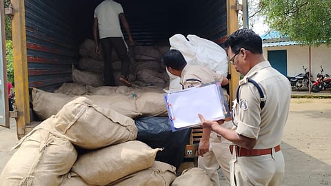 shegaon illegal gutkha seized 70 lakh police action