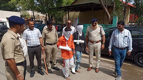 Indore Dwarkapuri Police with four accused, including two chain-snatching suspects and a receiver of stolen property.
