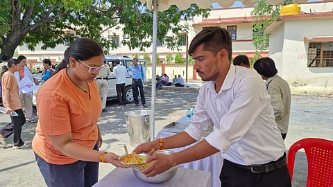 Mahakal Temple administration arranged free refreshments for NEET candidates and their parents